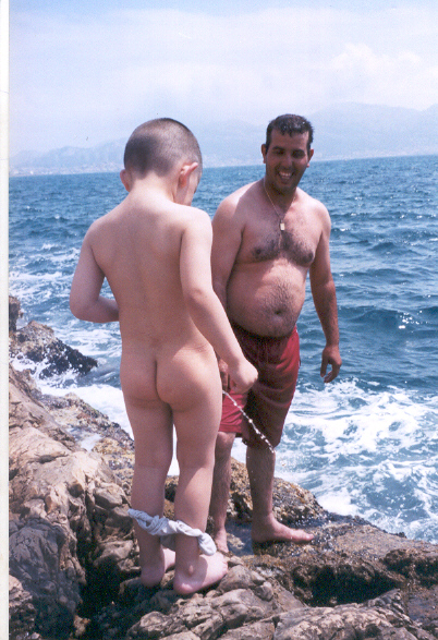 salim il fait pipi avec son père
